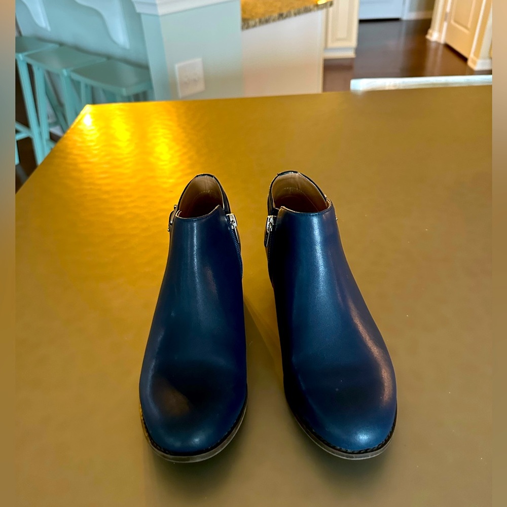 Vionic leather ankle boots blue size 8 W only worn a few times